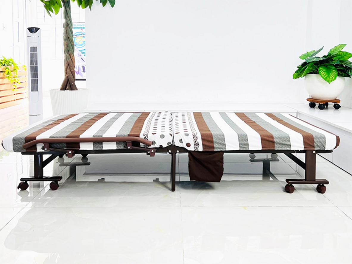 Sumika 339 gọn khi cất, êm khi nằm, tiện khi di chuyển nhờ bánh xe và khung thép chắc chắn.