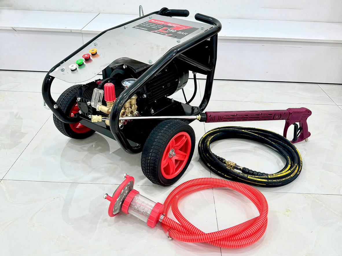 4 bánh xe giúp Sumika S180 dễ di chuyển, phù hợp điện dân dụng 220V.
