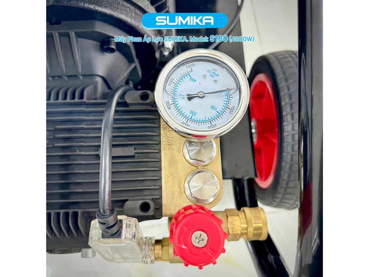4000W và 220 bar giúp Sumika S180 làm sạch nhanh bề mặt bẩn nặng.