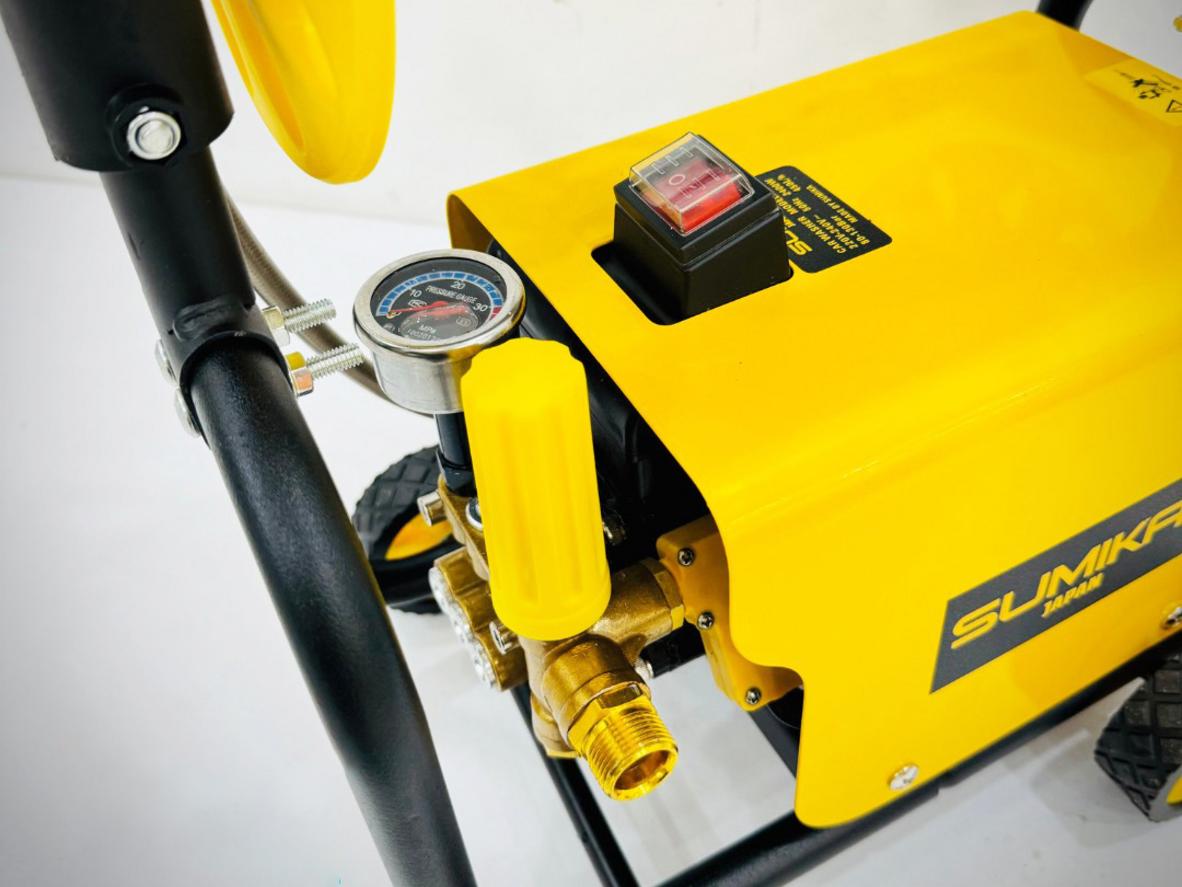 Dây phun 10m giúp thao tác linh hoạt hơn khi rửa xe và vệ sinh sân vườn.