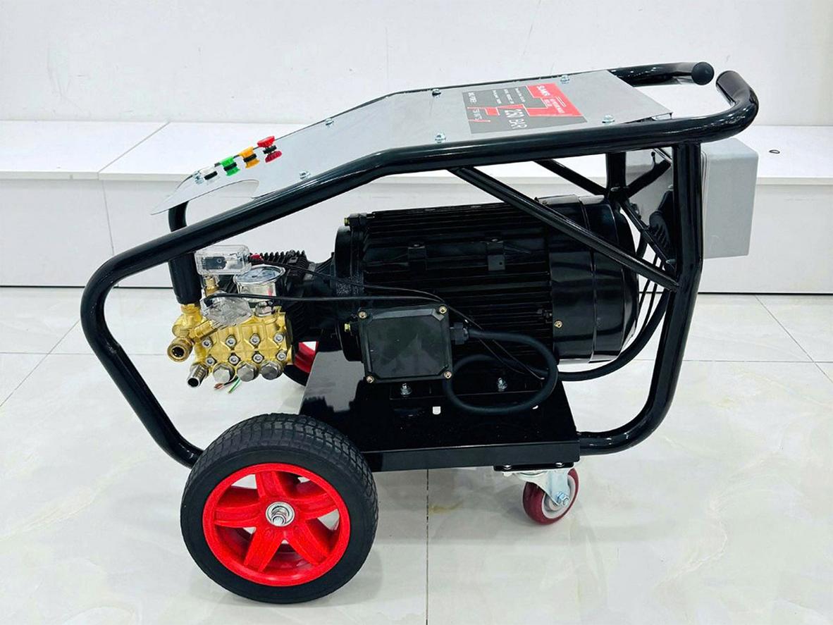 4 bánh xe giúp Sumika S250 di chuyển thuận tiện hơn.