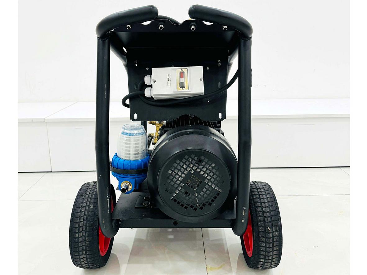 Áp lực tối đa 350 bar giúp Sumika S350 xử lý vết bẩn cứng đầu.