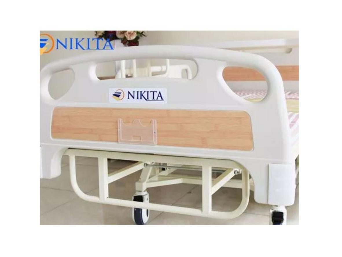 Chức năng tách xe lăn giúp di chuyển người bệnh an toàn hơn trong nhà.