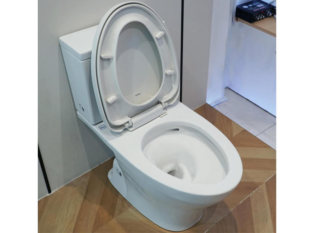 Tâm xả 305mm và kích thước 710 x 380 x 718 mm giúp lắp đặt dễ dàng.