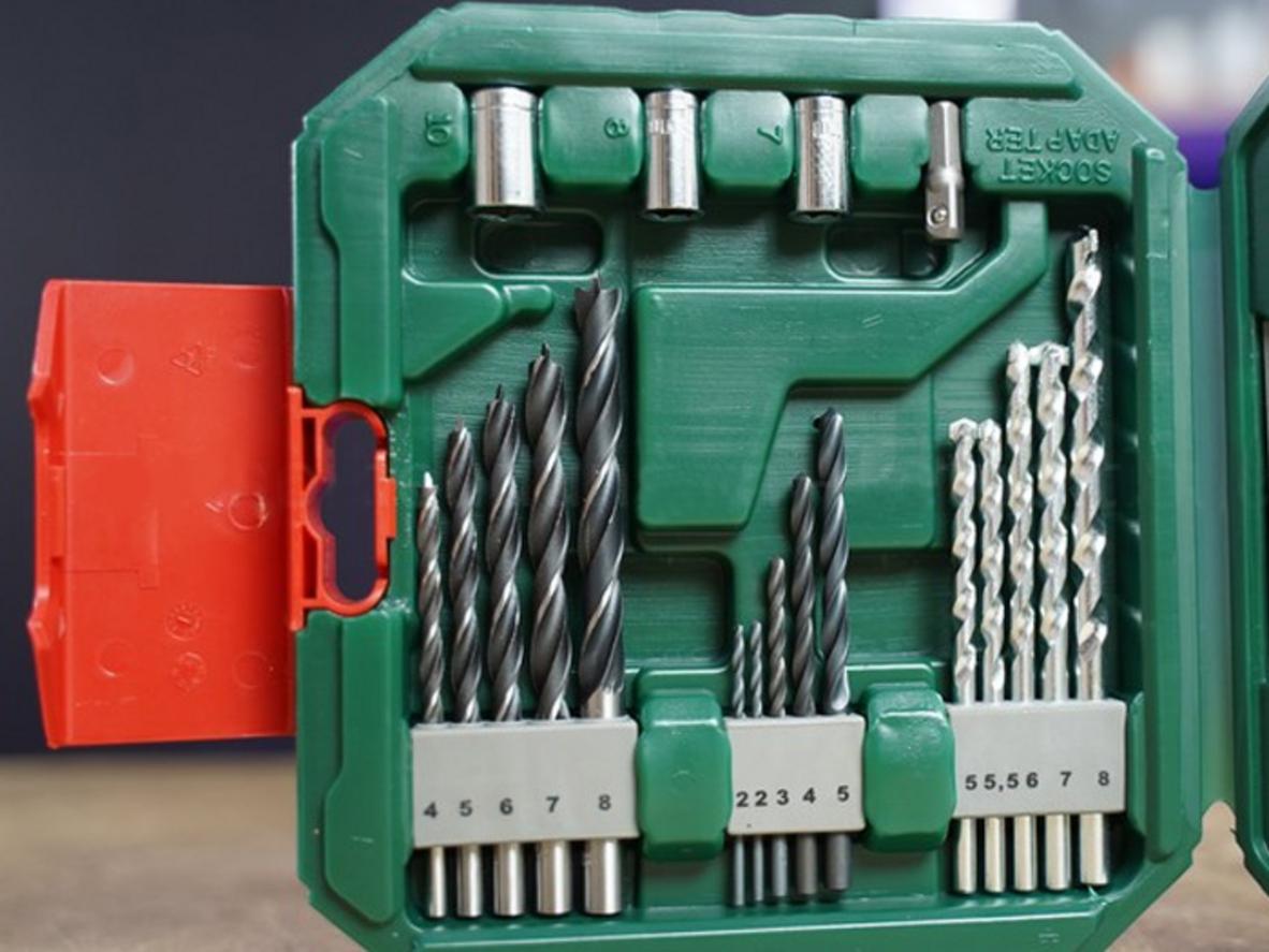 Tay cầm từ tính giúp giữ vít chắc và thao tác nhanh hơn.