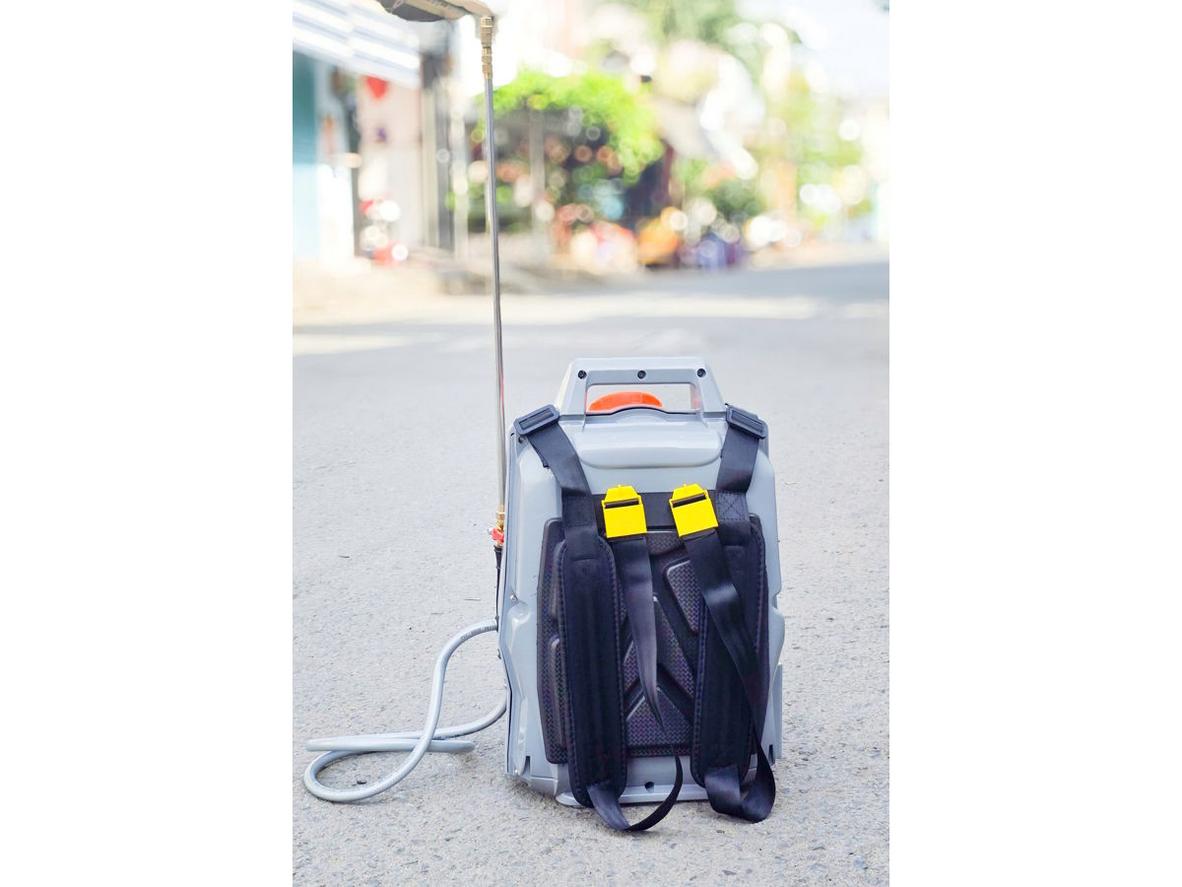 Thiết kế balo đeo vai và trọng lượng 4kg giúp thao tác đỡ mỏi hơn.