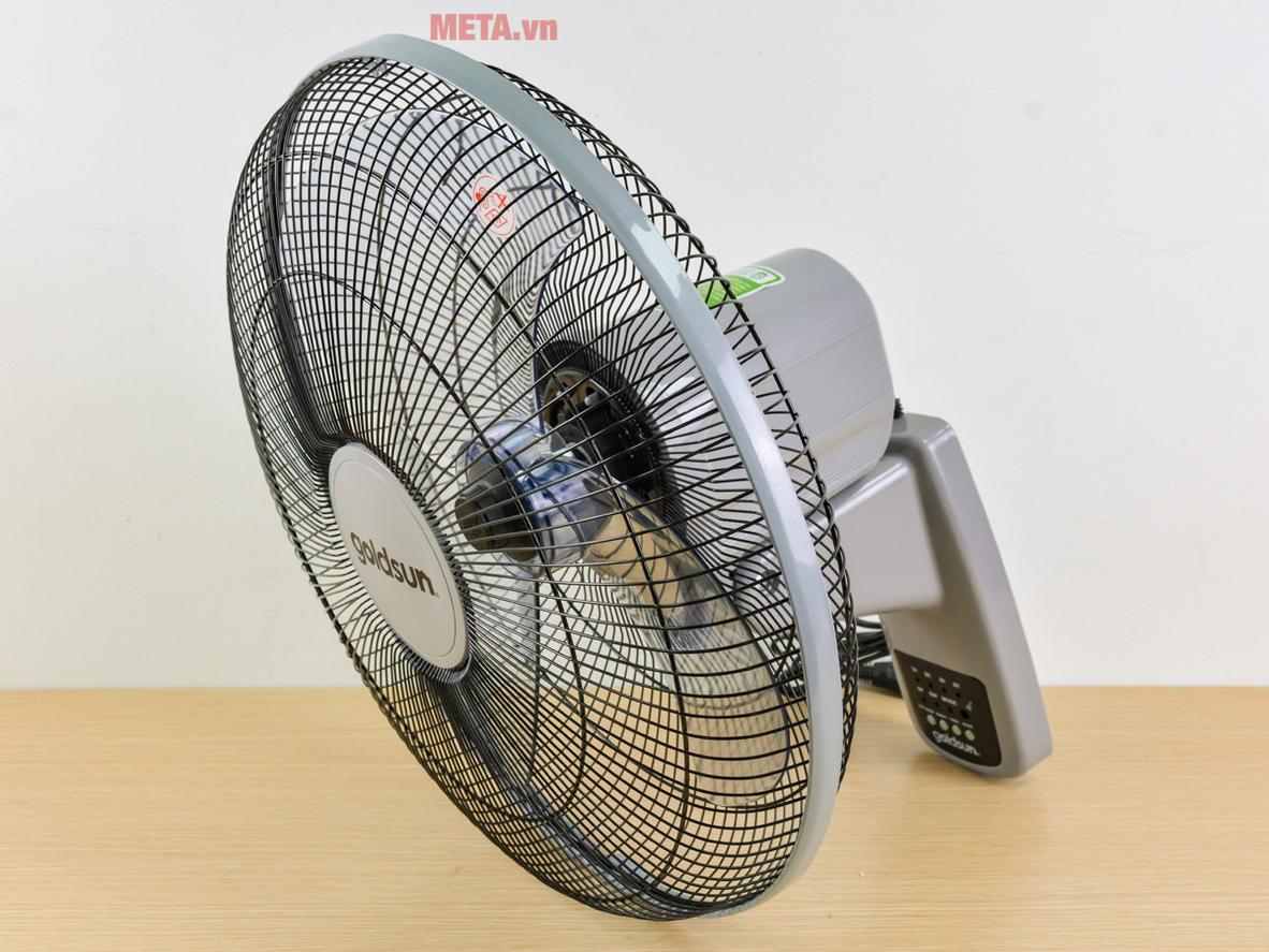 Treo tường giúp tiết kiệm diện tích sàn và giữ lối đi thông thoáng.