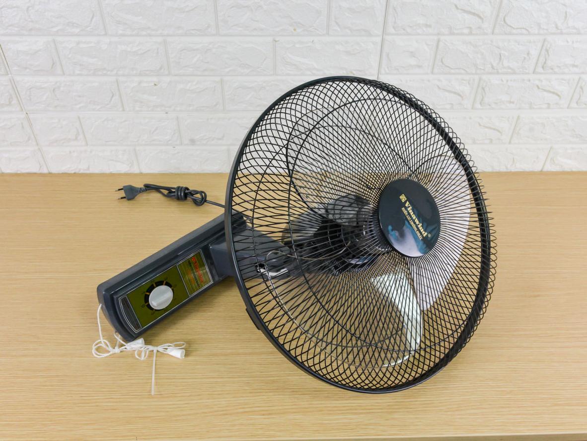 Thông số 220V/50Hz và công suất 46W-50W giúp quạt treo tường Vinawind QTT400-EĐ dễ dùng tại Việt Nam.