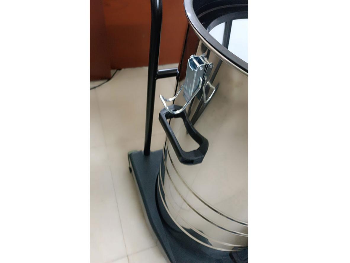 Thùng inox 80 lít giúp giảm số lần đổ thải và bền hơn trong môi trường ẩm.