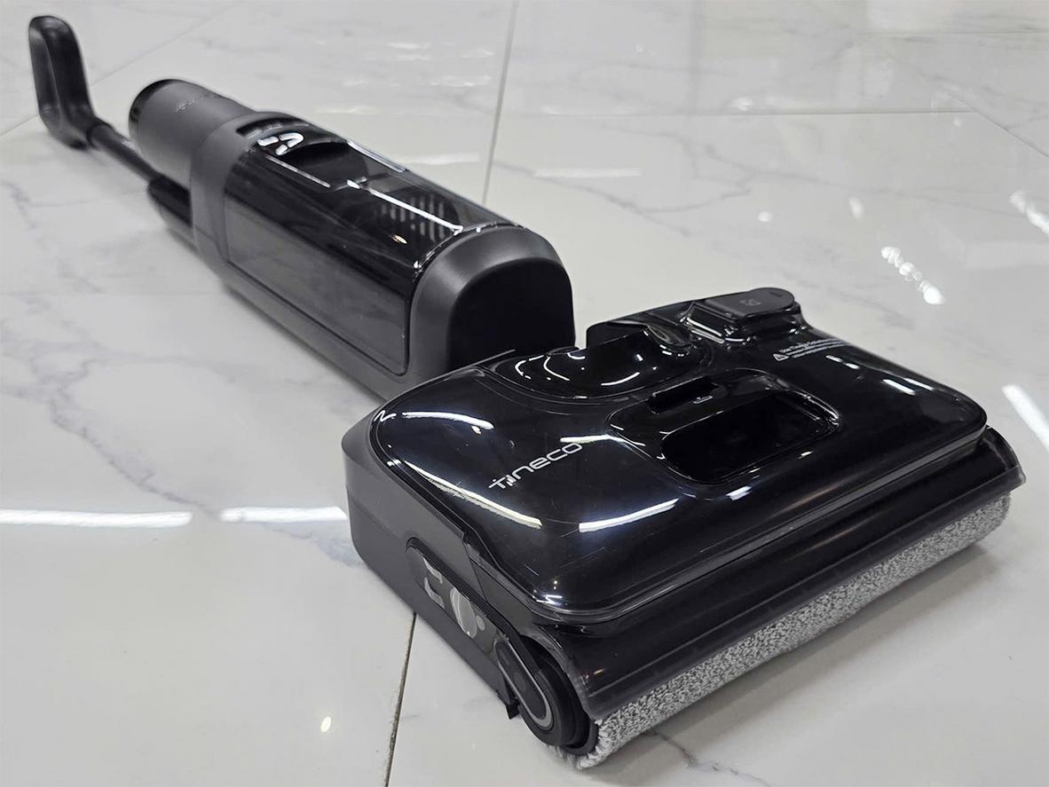 Lực hút 20.000Pa và động cơ 220W giúp máy hút bụi lau sàn khô ướt Tineco Floor One S6 Stretch Extreme xử lý bụi khô lẫn vết ướt.