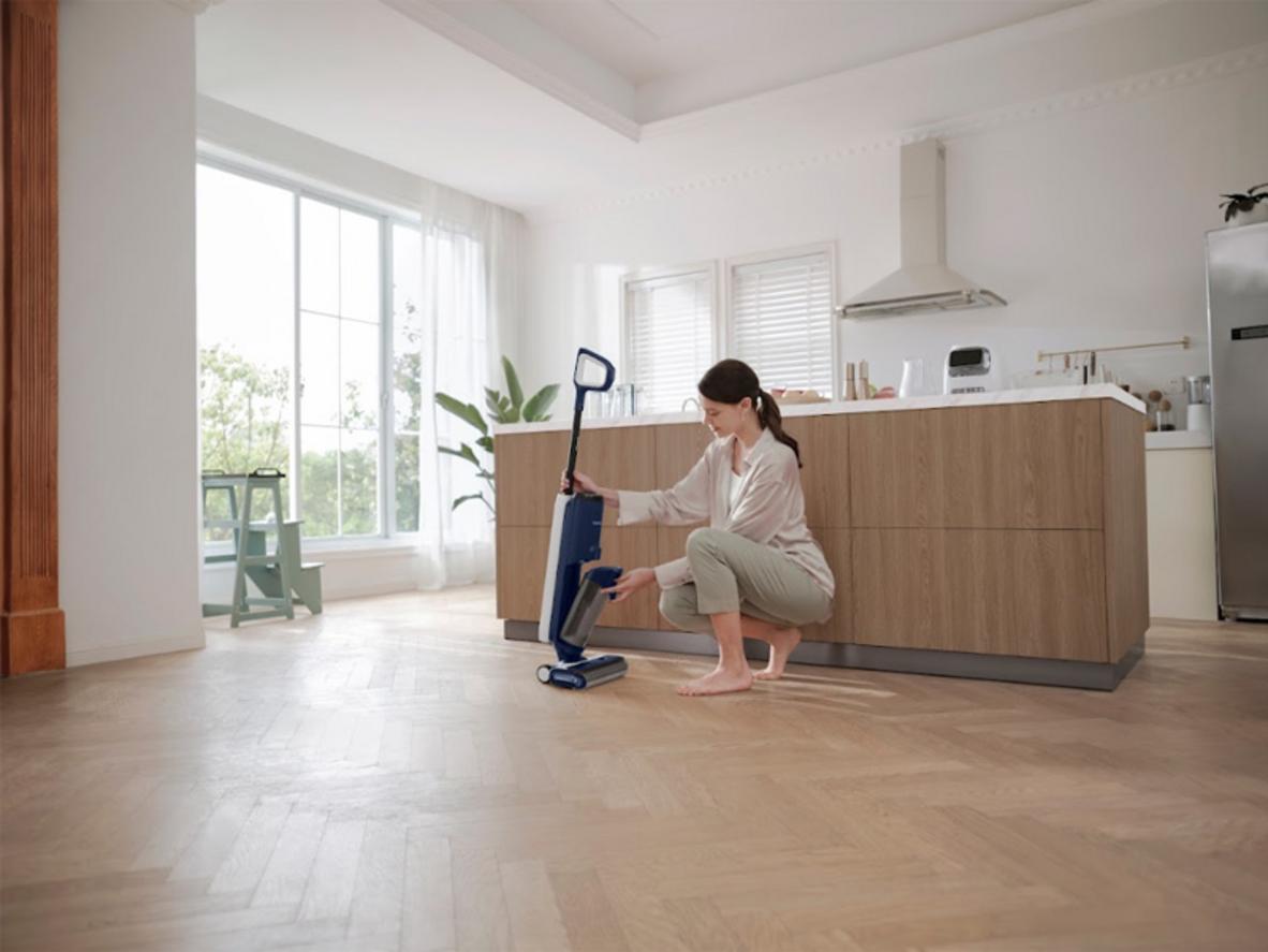 Con lăn 450 vòng/phút hỗ trợ làm sạch vết bẩn và mép cạnh hiệu quả.