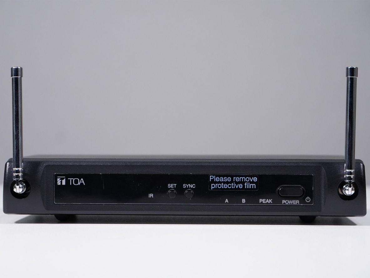 TOA WS-420-AS dùng UHF 694–806 MHz và công nghệ PLL để giữ tín hiệu ổn định.