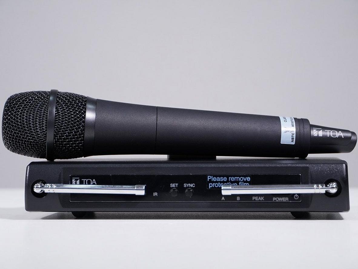 UHF 694–806 MHz và PLL giúp TOA WS-420-AS vận hành ổn định hơn.