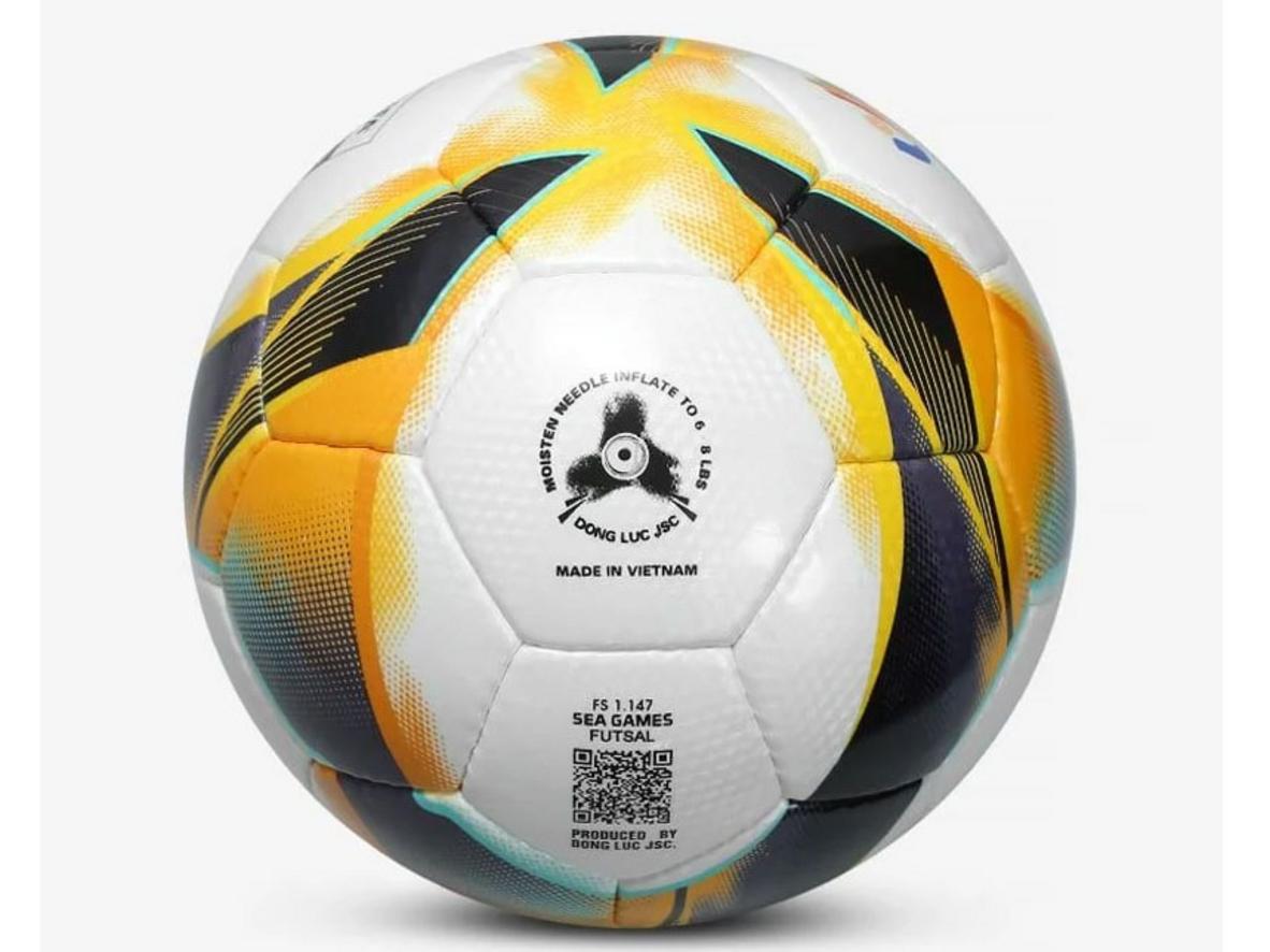 Vỏ PU và ruột vecxi latex giúp bóng futsal ổn định, giữ hơi tốt hơn.
