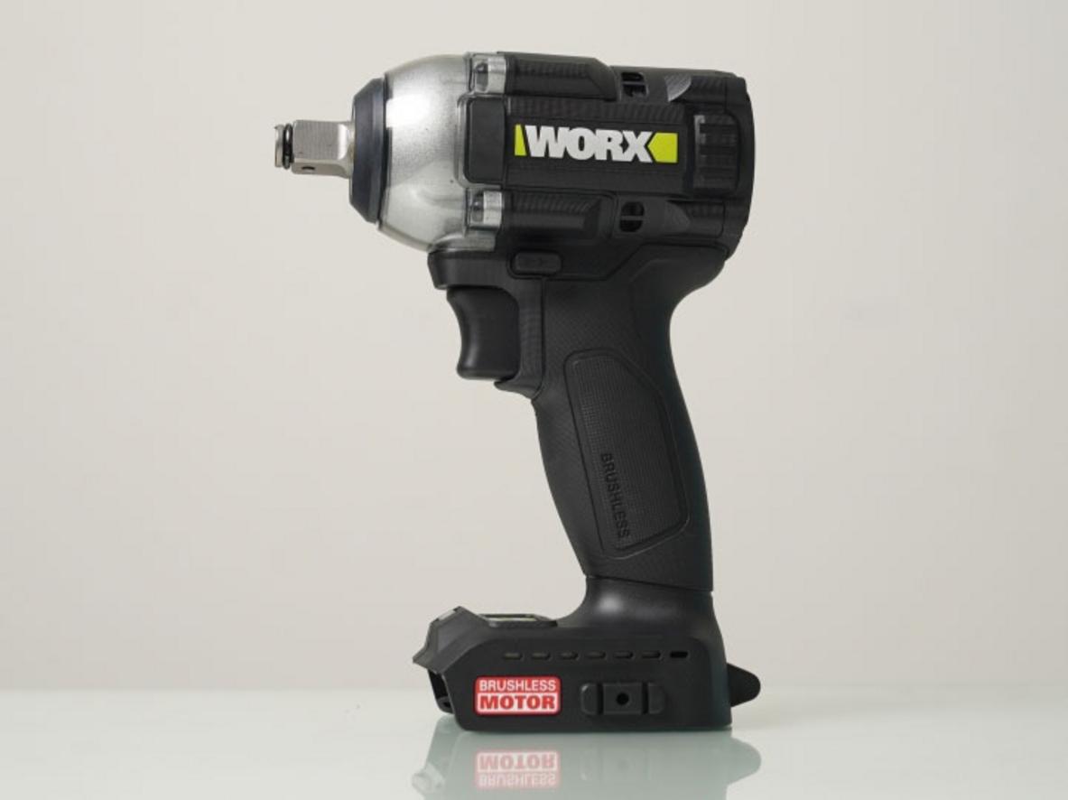 Đầu vuông 1/2 inch (12.7 mm) giúp Worx WE272 dễ phối hợp với nhiều bộ tuýp thông dụng.