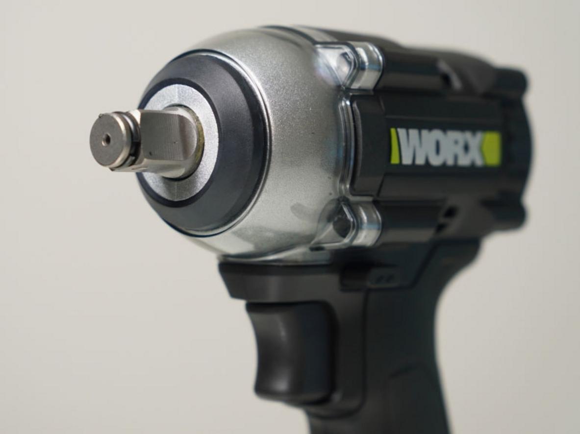 Lực siết tối đa 400 N.m giúp Worx WE272 xử lý bu lông cứng đầu nhanh hơn.