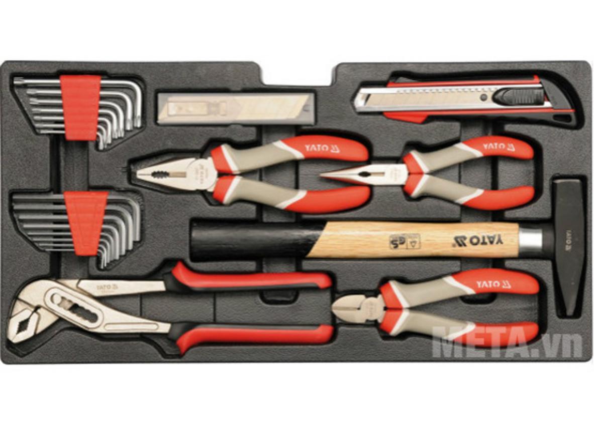 Thiết kế 3 ngăn của YATO YT38951 giúp sắp xếp và lấy dụng cụ nhanh hơn.